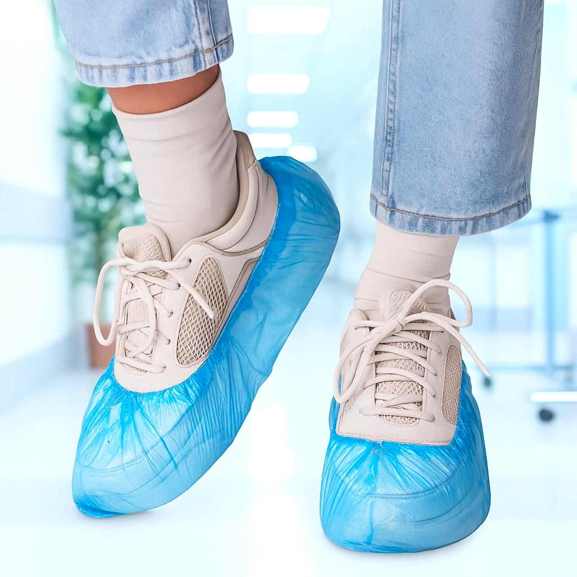 Одноразовые бахилы не сползают, хорошо сидят на ноге